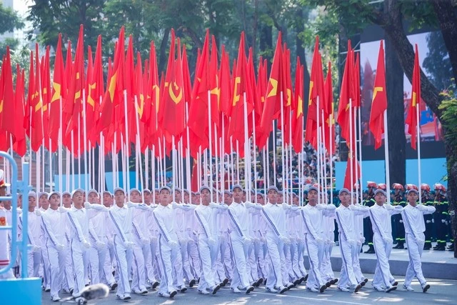纪念南方解放、国家统一50周年庆典暨阅兵和群众游行上的国旗党旗方阵。图自越通社