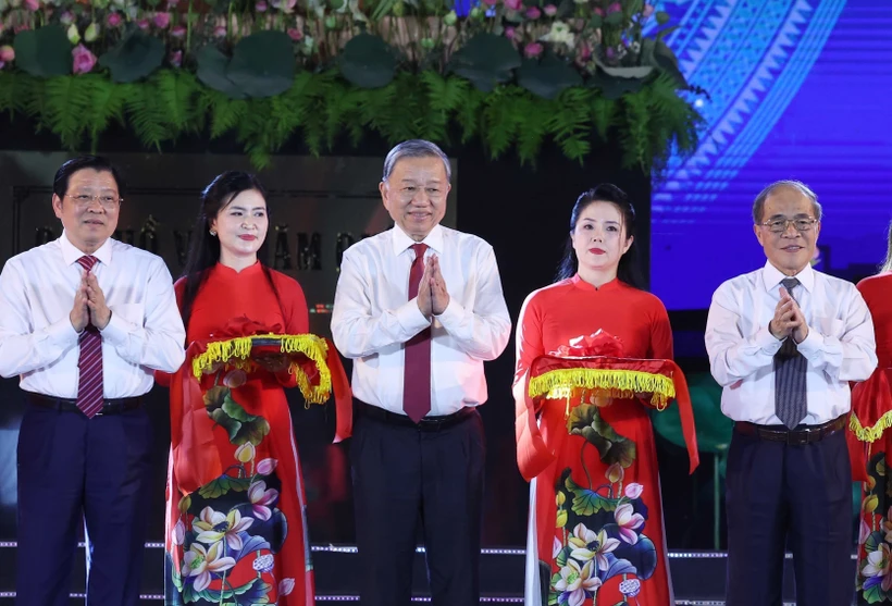 越共中央总书记苏林与中央工作代表团以及地方领导共同为“胡伯伯归故里”雕像揭幕剪彩。图自越通社