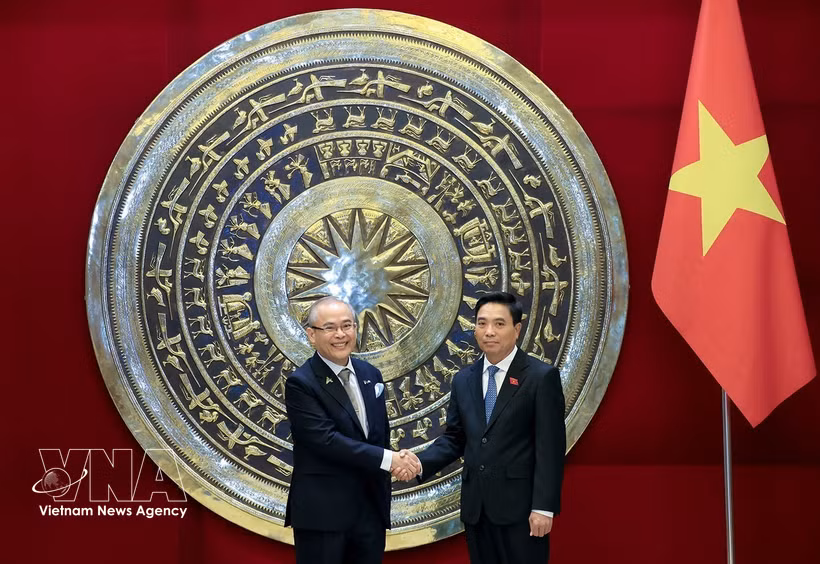 越南国会副主席阮尹英会见了赴越出席2026年东盟未来论坛（AFF 2026）的东盟议会联盟大会（AIPA）秘书长切姆·维迪亚。图片来源：越通社