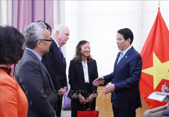 越南国家主席梁强会见了哥伦比亚大学韦瑟黑德东亚研究所和越南学项目的领导。图自越通社