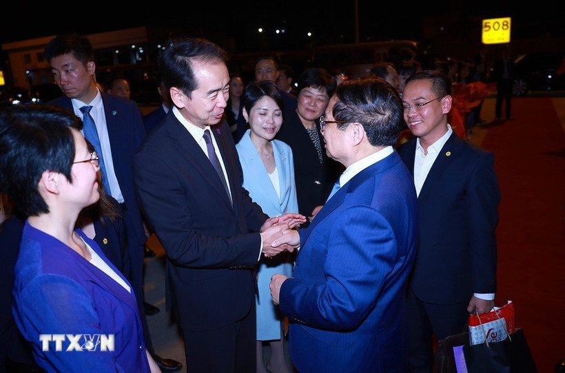 中国驻越南大使 何炜等中方代表来到机场为范明政总理一行送行。图自越通社