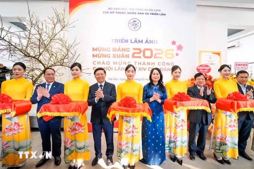各位代表出席图片展开幕式并剪彩。图片来源：越通社