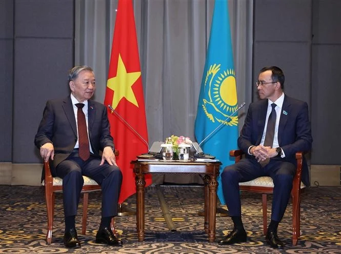 苏林总书记会见哈萨克斯坦 参议院议长阿什姆巴耶夫。图自越通社