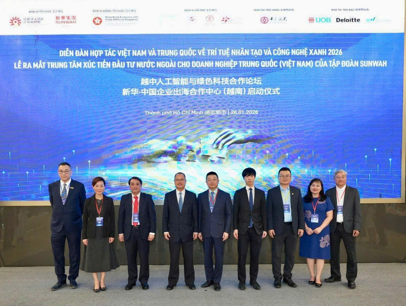 在舞台上合影贵宾在舞台上合影。新华集团供图