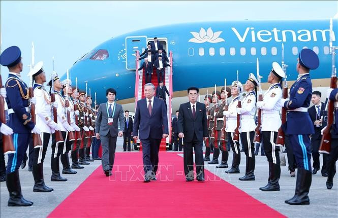 越共中央总书记苏林抵达平壤，开始对朝鲜进行国事访问。图自越通社
