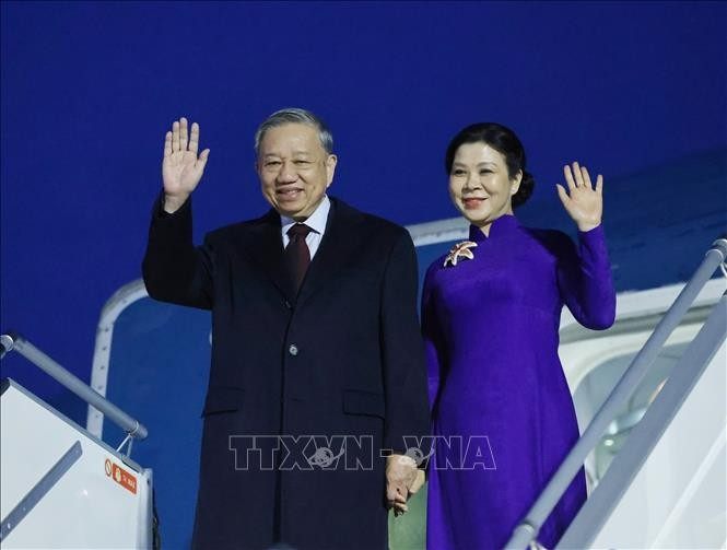 越共中央总书记苏林和夫人抵达赫尔辛基，开始对芬兰进行正式访问。图自越通社