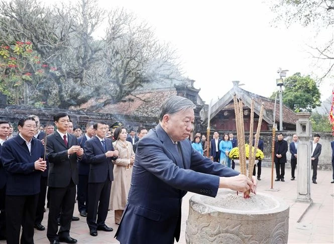 苏林总书记来到华闾古都国家级特别遗迹区给各位先帝敬香。图自越通社