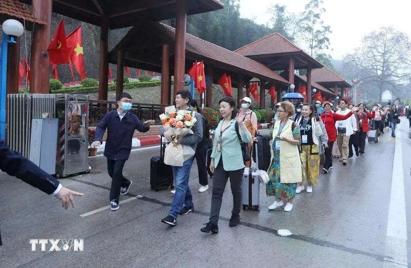 在谅山友谊口岸入境越南的中国游客团。图自越通社