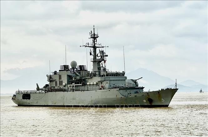 法国海军舰艇抵达岘港市进行友好访问。图自越通社