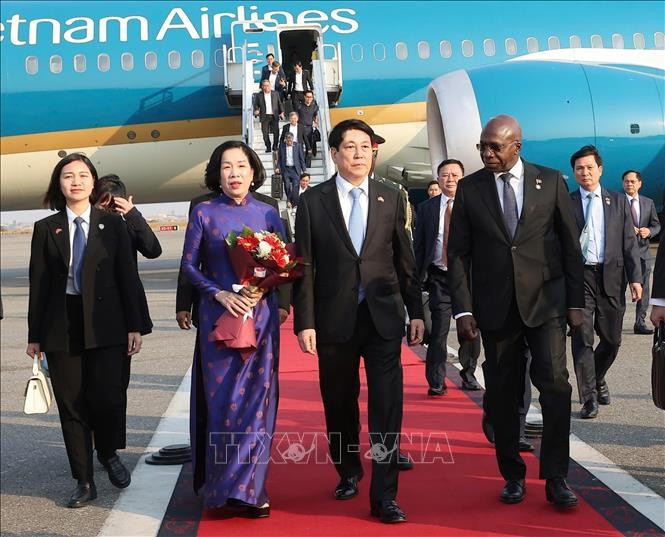 国家主席梁强与夫人抵达罗安达，开始对安哥拉进行国事访问。图自越通社