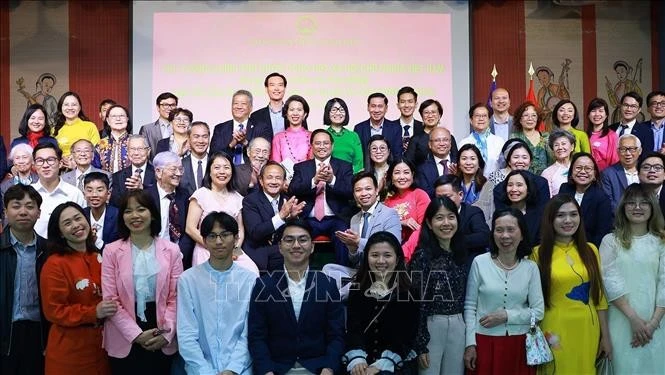 范明政总理和夫人与旅法侨胞和大使馆工作人员合影。图自越通社