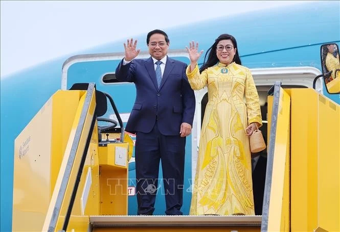 越南政府总理范明政与夫人抵达斯德哥尔摩阿兰达国际机场，正式开始对瑞典的访问之行。图自越通社