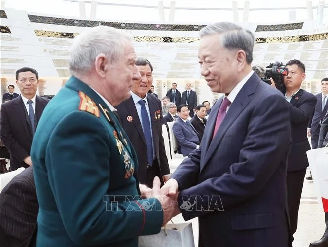 苏林总书记亲切慰问援越白俄罗斯老兵。图自越通社