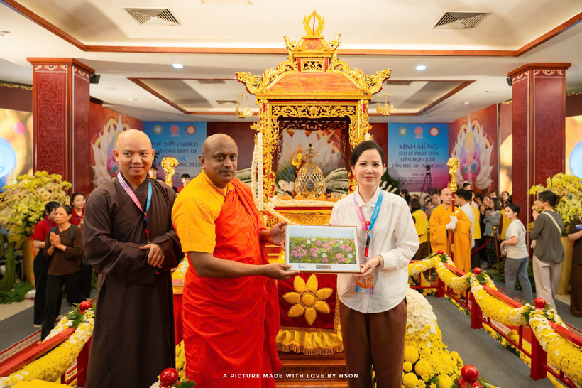 画家金德向法师和国际贵宾赠画。