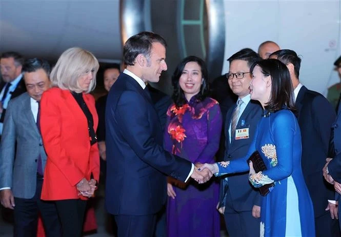 法国总统马克龙和夫人抵达河内， 开始对越南进行国事访问。图自越通社