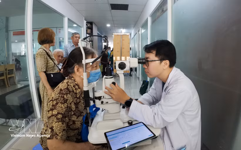 西贡眼科医院医生为胡志明市春和坊居民进行眼睛检查。图片来源：越通社