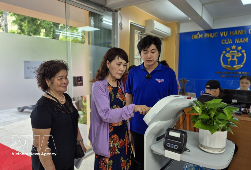 民众体验采用人工智能技术的AI机器人，以辅助办理行政手续。图片来源：越通社