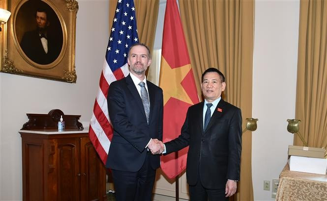 政府副总理胡德福与美国贸易代表贾米森·格里尔（Jamieson Greer）握手。图自越通社