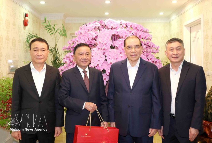 陈锦秀同志走访慰问越共中央原总书记农德孟。图片来源：越通社