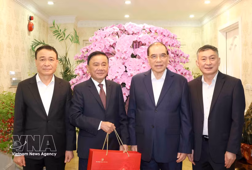 陈锦秀同志走访慰问越共中央原总书记农德孟。图片来源：越通社