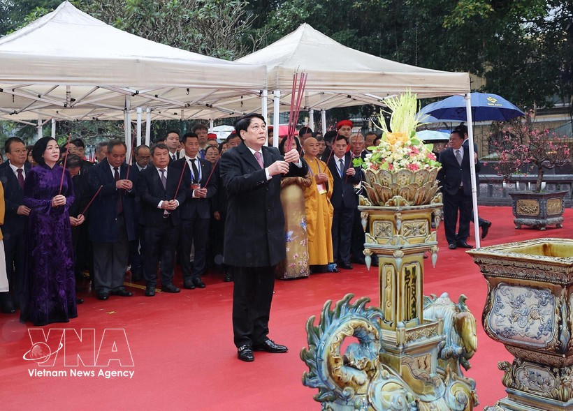 越南国家主席梁强与海外侨胞代表在李太祖雕像上香。图自越通社