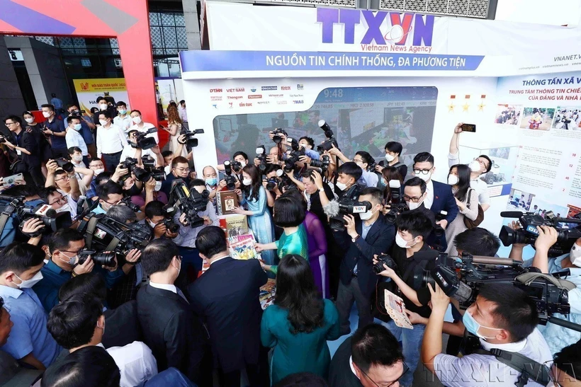 在2022年全国新闻展上，媒体记者报道关于越通社的展位。图自越通社