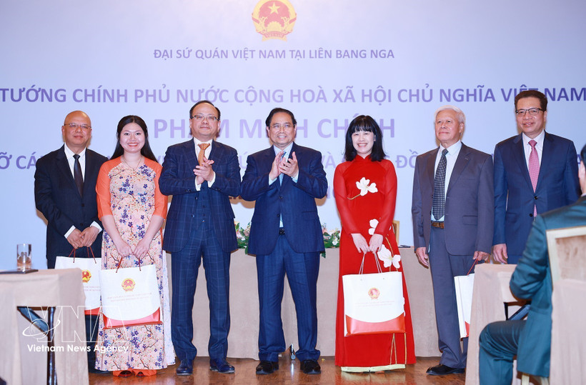越南政府总理范明政向旅俄罗斯越南人社群赠送礼品。图片来源：越通社