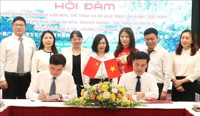 高平省文化体育与旅游厅与中国广西百色市文化广电体育和旅游局领导签署合作备忘录。图自越通社