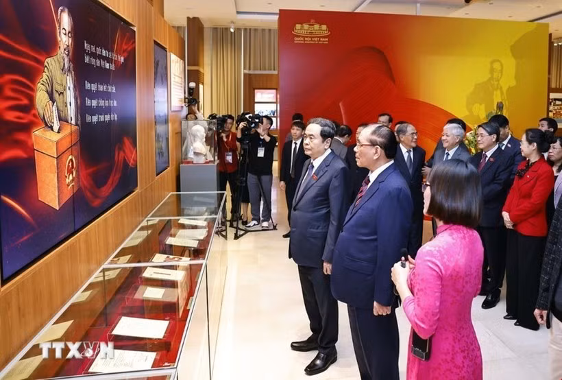 原越共中央总书记农德孟、国会主席陈青敏同各位代表参观越南国会博物馆。图自越通社