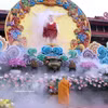 越南佛教教会法主释智广长老在佛诞像前敬香。图自越通社 