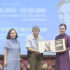 旅法越侨家庭代表向胡志明主席遗迹区赠送在法国保存的关于胡志明主席的珍贵资料和图片。图自越通社