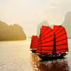 下龙湾红帆船。图自《青年报》