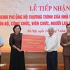 越南国家银行行长阮氏红向越南祖国阵线中央委员会递交银行职工捐赠的款项。图自越通社 