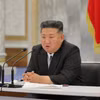 朝鲜第十五届最高人民会议第一次会议再次推举金正恩同志为朝鲜国务委员会委员长。图自越通社