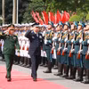 越共中央委员、中央军委常委、越南人民军总参谋长、国防部副部长阮新疆大将和日本防卫省统合幕僚长内仓弘明大将检阅越南人民军仪仗队。图自越通社