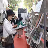 民众参观胡志明市书街。图自越通社