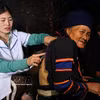 医护人员上门为少数民族同胞提供体检服务。图自越通社