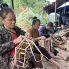 在安那乡，编织水葫芦的可持续生计模式有助于改善山区居民的生活。图自越通社