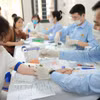 河内市白梅坊为群众进行免费体检。图自越通社