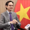 越南常驻联合国代表团团长邓雄越大使在接受越通社记者采访。图自越通社