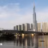 胡志明市地铁1号线列车驶过西贡大桥。图自越通社