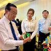 胡志明市人民委员会副主席裴明盛参观活动期间举行的创新创意产品展示活动。图自越通社