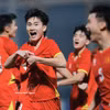 越南U17球员庆祝攻入马来西亚U17的第三粒进球。图自越通社