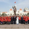 越南政府副总理梅文政与胡志明市各部委、机构代表以及越南残疾人体育代表团在胡志明主席纪念公园合影。图自越通社 