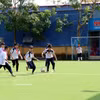 宁平省海春中学学生在课间踢足球。图自越通社