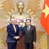 越南国会主席陈青敏与希腊议会第一副议长普拉基奥塔基斯。图自越通社