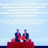 芒街市人民委员会主席胡光辉与东兴市人民政府市长李健共同签署了《芒街市与东兴市关于研究建设智慧口岸合作机制的谅解备忘录》。图自越通社