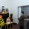 国会主席陈青敏敬香，缅怀已故总书记阮富仲。图自越通社