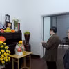 国会主席陈青敏敬香，缅怀已故总书记阮富仲。图自越通社