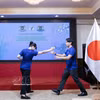 日本越武道女学员演示如何防御攻击方式。图自越通社